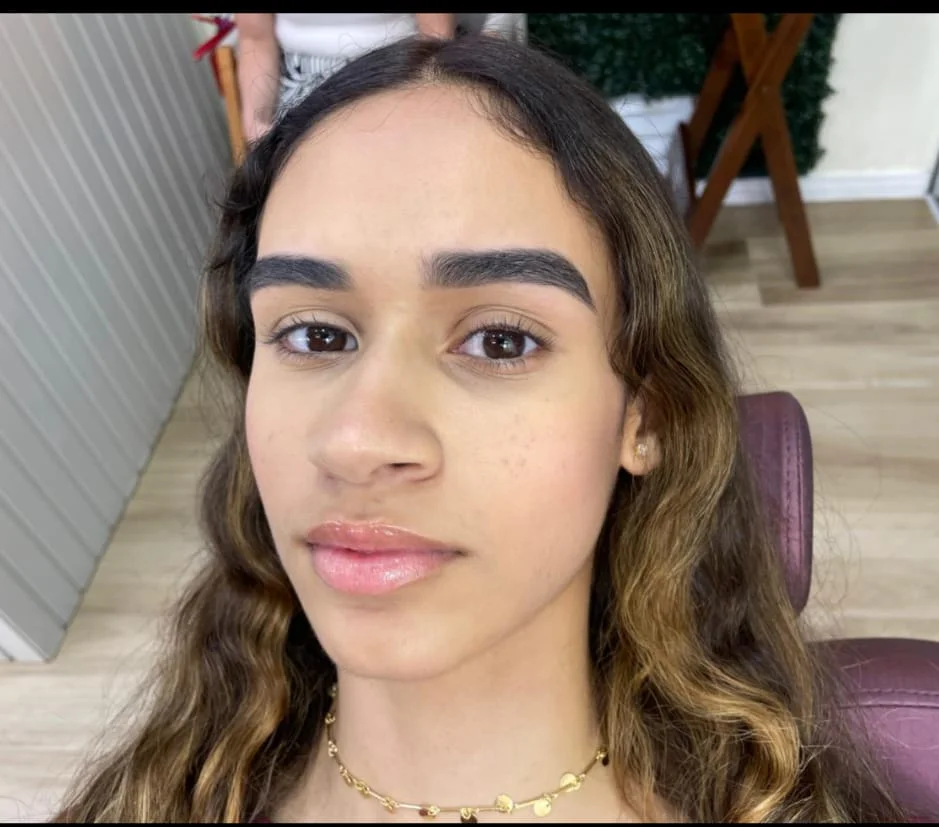 Design de sobrancelhas personalizado no My Face Studio - Resultado natural e harmonioso