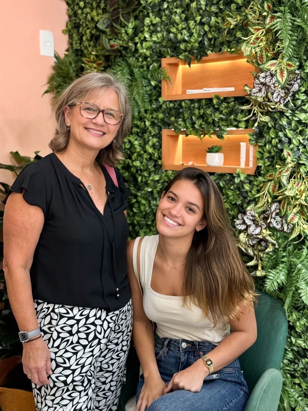 Profissional do My Face Studio utilizando produtos de alta qualidade em tratamento facial